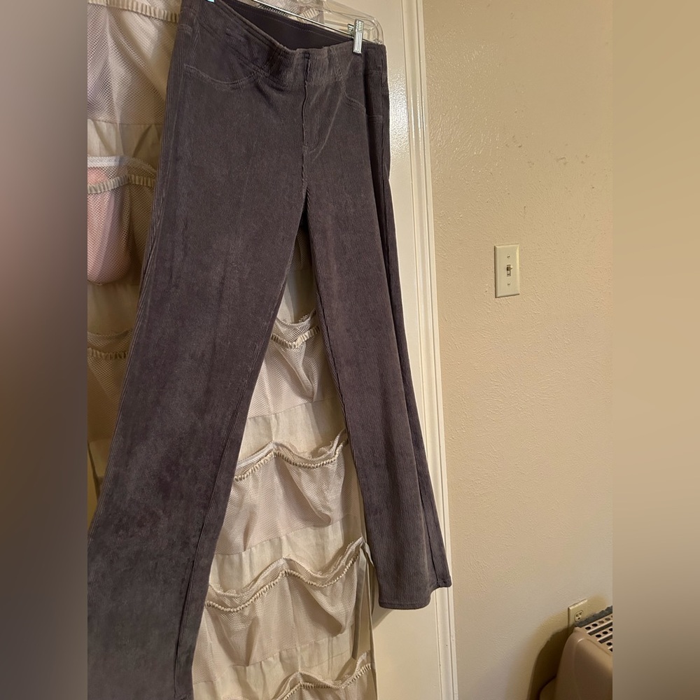 BRAND NEW TAGS STILL ATTACHED!! CUTE COZY COMFORTABLE

Grey Hue Jeggins